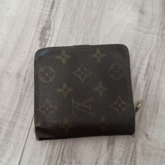 LOUIS VUITTON Monogram Compact Zip Wallet - Picture 2 of 10